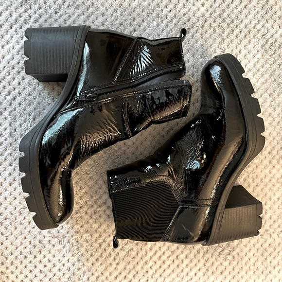 EUC black patent leather Naturalizer boots with stretch panel. - Picture 2 of 11